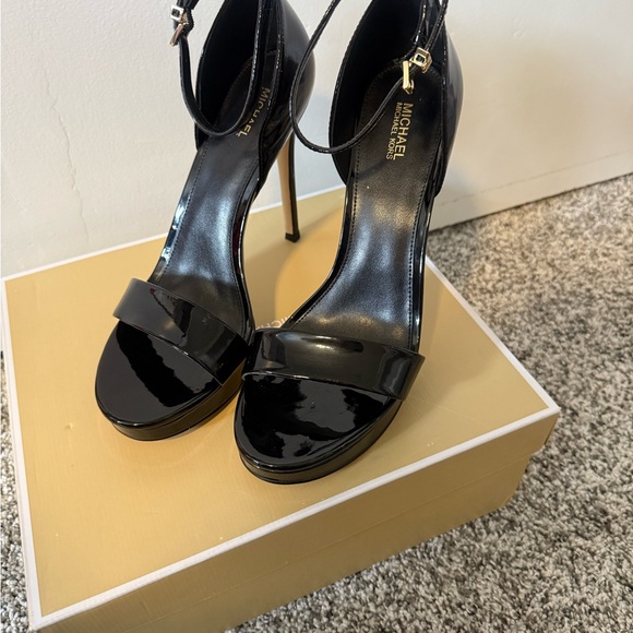 Brand NEW Michael Kors Jordyn Platform Sandal in Black Leather, size 8.5 - Picture 2 of 6